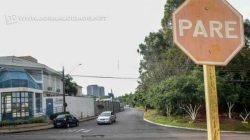 Via do bairro que antes era mão dupla, passará a ser mão única de direção no sentido centro-bairro. Motoristas devem redobrar a atenção e ficar atentos à mudança