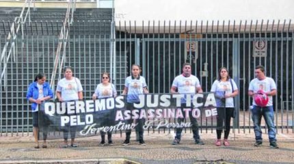 Filhas e familiares do senhor Joventino mobilizaram-se com um protesto por Justiça no Fórum