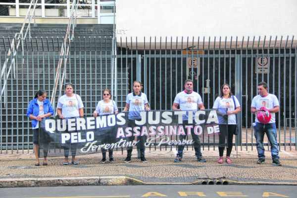 Filhas e familiares do senhor Joventino mobilizaram-se com um protesto por Justiça no Fórum