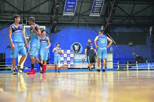 TRABALHO: atletas têm treinado diariamente no Ginásio Felipe Karam no intuito de continuar com a sequência de bons resultados