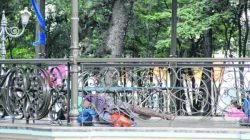 Moradores em situação de rua podem ser vistos diariamente no Jardim Público. Coreto, entrada de comércios e agências bancárias no trecho são utilizados para pernoite