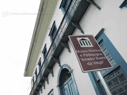 Instalado no antigo solar do Barão de Dourados, o prédio foi construído no ano de 1863