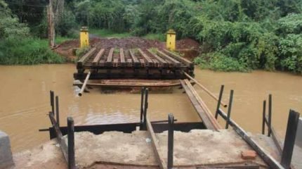 Nível do Ribeirão Claro está acima do normal e os riscos de acidentes no local são grandes (Foto: divulgação/Feena)