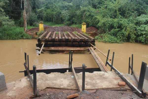 Nível do Ribeirão Claro está acima do normal e os riscos de acidentes no local são grandes (Foto: divulgação/Feena)