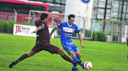 EM CAMPO: com o manto azul e branco, o atleta conquistou o acesso à A1 em 2013 - ano em que o clube foi Vice-Campeão da A2
