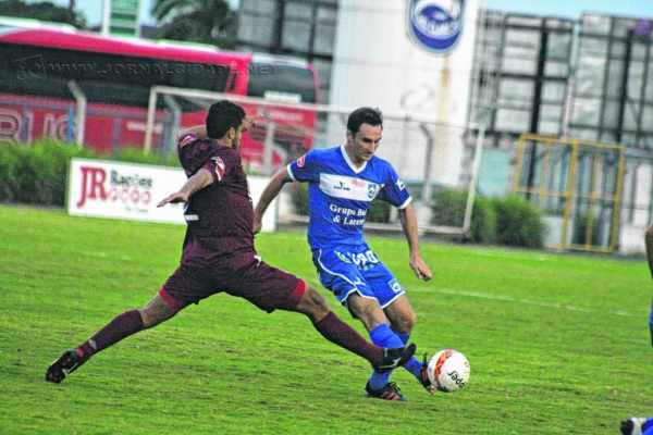 EM CAMPO: com o manto azul e branco, o atleta conquistou o acesso à A1 em 2013 - ano em que o clube foi Vice-Campeão da A2