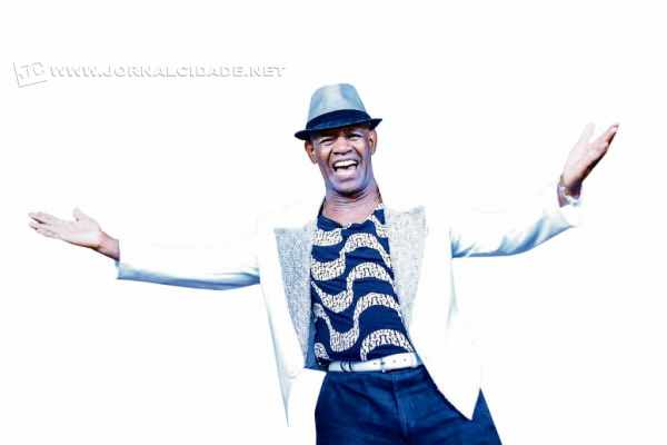 O showman Celso Jacinto e o Grupo Canta Brasil, da Casa Rio, esperam você de braços abertos para a Feijoada do Carlão