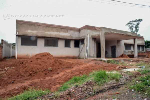 Município tem até novembro para terminar a construção de seis unidades de saúde ou terá que devolver R$ 3,2 milhões ao governo federal. Construções foram paralisadas na administração municipal anterior