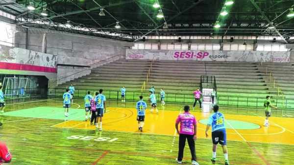 HANDEBOL: curso é oferecido nos CSUs João Rehder Neto e Mitiko Nevoeiro, e nas EMs Djiliah C. de Souza, Maria Marrote e no Panorama