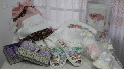 Para as mamães que acabaram de ter seus filhos, a loja oferece muitos produtos e também conta com linhas para casa e banho