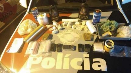 Drogas e equipamentos foram apreendidos pelos policiais militares