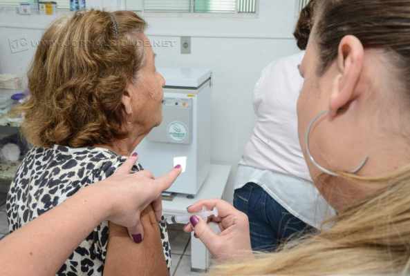 Município já vacinou 27,5 mil pessoas dos grupos prioritários, o que corresponde a 50% da meta de vacinação que é de 55 mil.