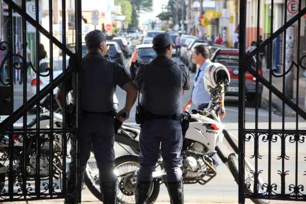 Novidade em Rio Claro: a Polícia Militar do município iniciou trabalhos há algumas semanas na modalidade de Rádio-Patrulhamento com Motocicletas (RPM). Na foto, policiais defronte à Estação