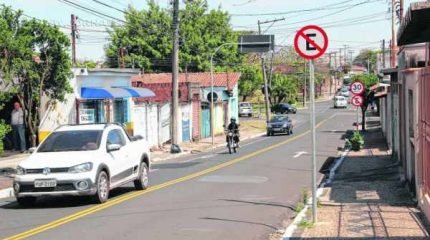Trecho que tinha mão dupla passará a ter mão única de direção no sentido centro-bairro. Motoristas devem ficar atentos com à mudança