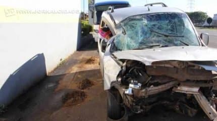 Parte frontal do veículo Fiat ficou completamente destruída. Carro foi removido ao pátio da Polícia Rodoviária