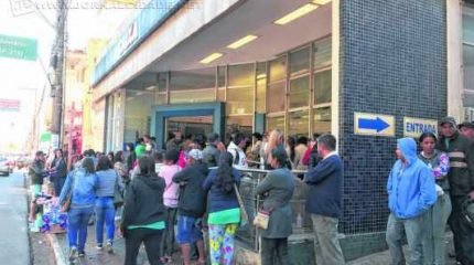 Agência da Rua 3, no Centro de Rio Claro, recebeu muitos trabalhadores para informações e saques