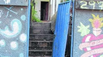 Portão localizado na Rua 2, na Vila Operária, também foi arrombado e está aberto há vários dias