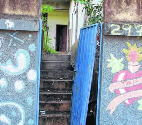 Portão localizado na Rua 2, na Vila Operária, também foi arrombado e está aberto há vários dias