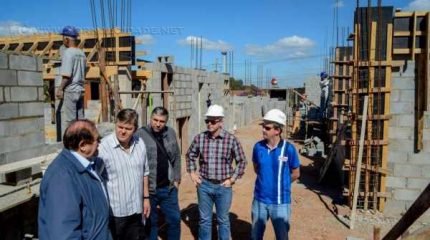 Paredes do prédio já estão quase na altura de laje com apenas um mês de trabalho. Obra foi retomada no final de abril depois de quase dois anos de paralisação.