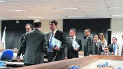 Parlamentares aprovaram em 1ª discussão projeto que reduz férias da Câmara. Caso seja aprovado, entrará em vigor a partir de 2018