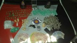 Mais de mil porções de diferentes drogas foram apreendidas junto aos traficantes presos