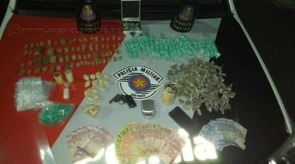 Mais de mil porções de diferentes drogas foram apreendidas junto aos traficantes presos