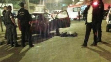 Tiro dado pelo policial atingiu portão próximo ao local onde o casal aguardava pelo jantar (Foto: reprodução)