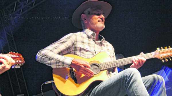 O cantor Júnior Hartung é um dos destaques da noite no Arraial do Grupo Ginástico Rioclarense neste sábado, a partir das 21h