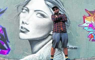 Leonardo Patrocínio tem cerca de 15 anos de experiência nas ruas da cidade; figuras geométricas, traços vetoriais e coloridos são características de sua obra que contrasta com imagens em preto e branco