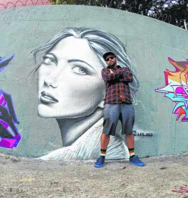 Leonardo Patrocínio tem cerca de 15 anos de experiência nas ruas da cidade; figuras geométricas, traços vetoriais e coloridos são características de sua obra que contrasta com imagens em preto e branco