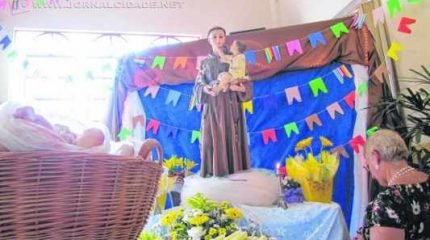 Programação na Capela de Santo Antônio conta com bênçãos do bolo e de pães, missa campal e procissão em louvor ao padroeiro