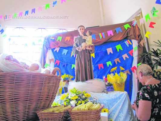 Programação na Capela de Santo Antônio conta com bênçãos do bolo e de pães, missa campal e procissão em louvor ao padroeiro