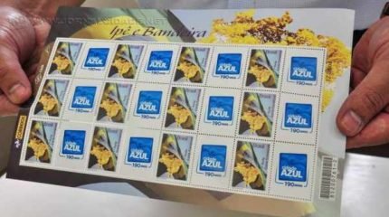 Selo será usado pela prefeitura para personalizar cartas e carimbo será utilizado pelos Correios.