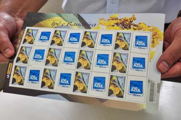 Selo será usado pela prefeitura para personalizar cartas e carimbo será utilizado pelos Correios.