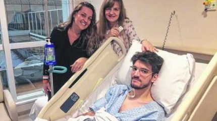 Thalita ao lado da tia Katia Silene Ceregatto Venturoli e do primo Victor no hospital em São Paulo