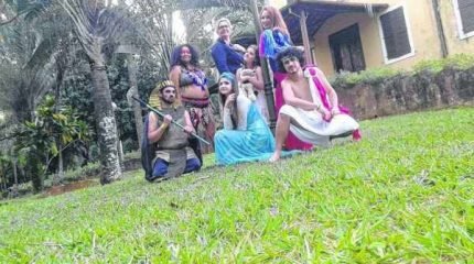 O grupo de dança-teatro ‘Todos os Povos – unidos pela paz universal’ marca presença no evento (foto - Márcia Rossetto)