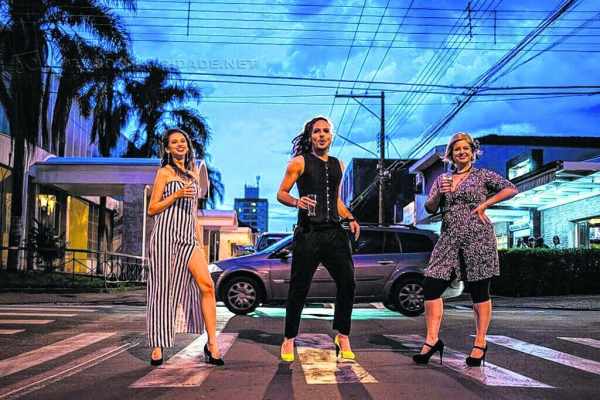 No registro fotográfico de Jhen Scalco, com figurinos de Donna Anita e maquiagem de Juliana Joia, atores da Cia. Clube dos Insuportáveis abordam as desilusões da vida de forma irônica