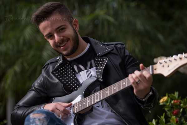 Enzo Prochnow, 16 anos, foi capa da 27ª edição da JC Magazine lançada nesse domingo (2). A revista contou a história do adolescente que sonha fazer sucesso no sertanejo (fotos Stúdio Diga Xis - Ezequiel Moura)