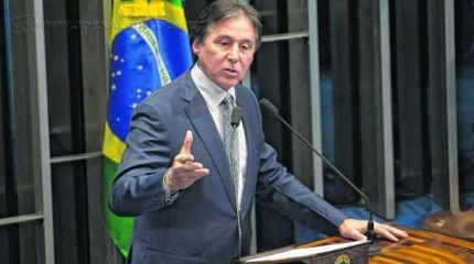 Eunício Oliveira havia suspendido sessão, mas a retomou à noite (Foto: Agência Brasil)