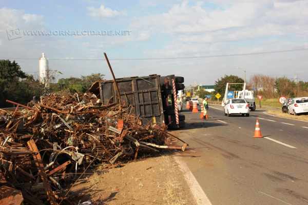 Carga de 20 mil quilos de sucatas ficou espalhada pelo canteiro central da Rodovia Fausto Santomauro