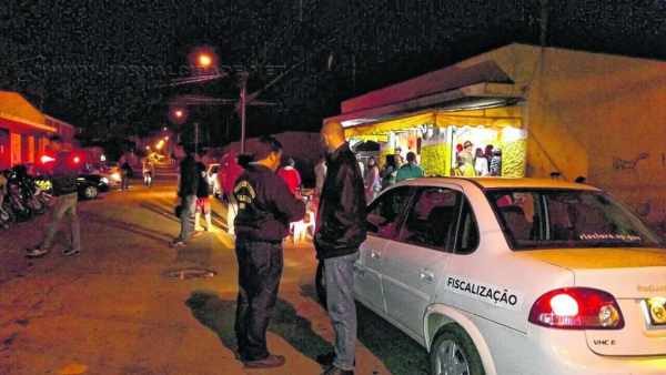 Fiscalização aconteceu na madrugada de sábado (29), por volta da 1 hora da manhã, na Vila Olinda