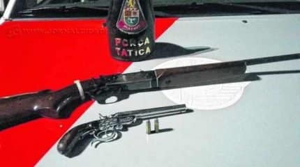 Uma espingarda “puma” calibre 38 foi apreendida juntamente com uma garrucha do mesmo calibre