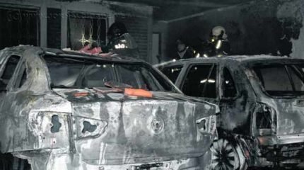 Fogo tomou conta rapidamente de dois veículos que estavam dentro da garagem e rapidamente se alastrou para a sala da residência