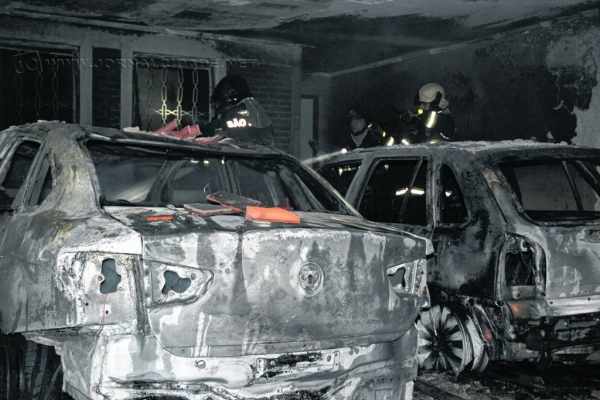 Fogo tomou conta rapidamente de dois veículos que estavam dentro da garagem e rapidamente se alastrou para a sala da residência