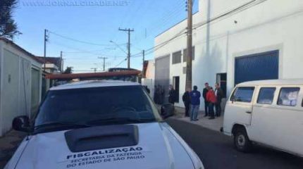 Diversas viaturas da Receita Federal e Polícia Militar interditaram a fábrica de meias localizada na Vila Martins, em Rio Claro