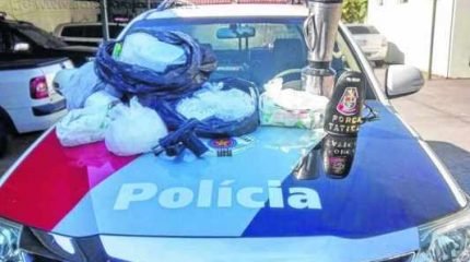 Além da droga e da pistola, diversos apetrechos para refinar e embalar a droga foram localizados