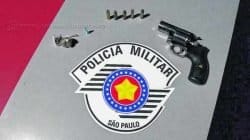 Além do revólver e das munições, um segundo indivíduo portava uma porção de maconha e uma cápsula de cocaína