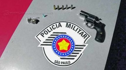 Além do revólver e das munições, um segundo indivíduo portava uma porção de maconha e uma cápsula de cocaína