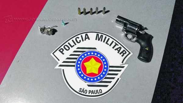 Além do revólver e das munições, um segundo indivíduo portava uma porção de maconha e uma cápsula de cocaína