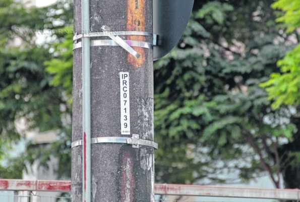 Os postes possuem uma numeração afixada e, quando a reclamação é feita, esse número é solicitado